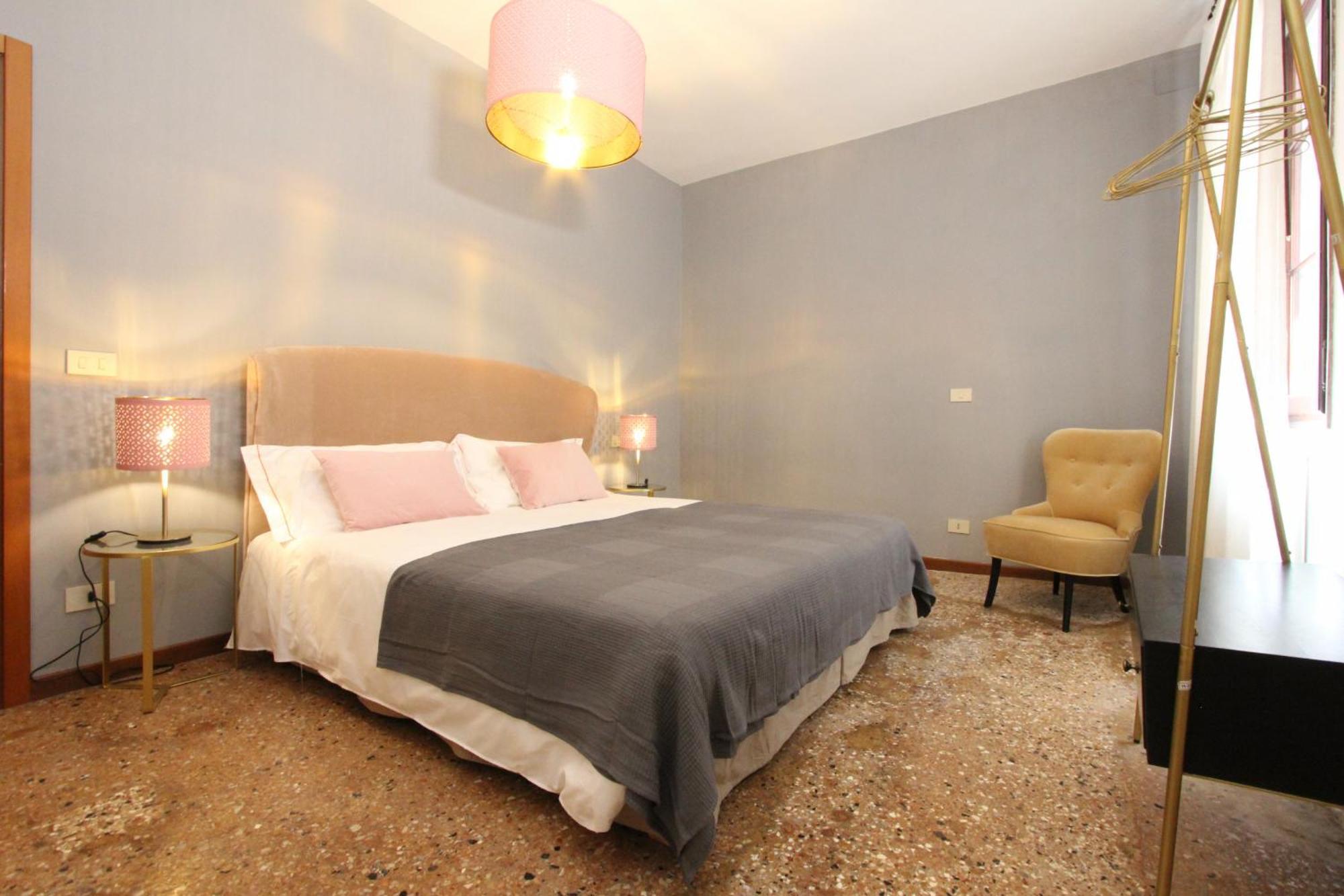 Rialto Market Apartment Venice